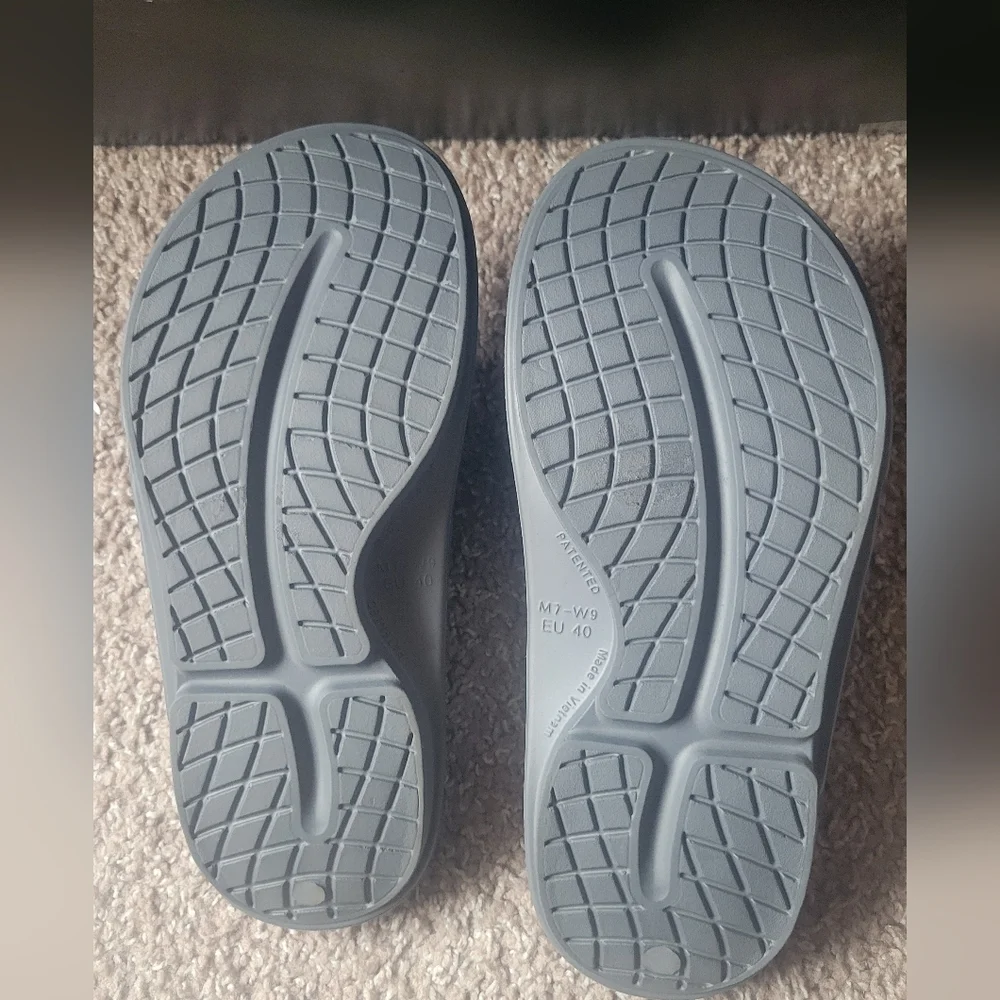 Gray OOFOS Men's Recovery Sandals